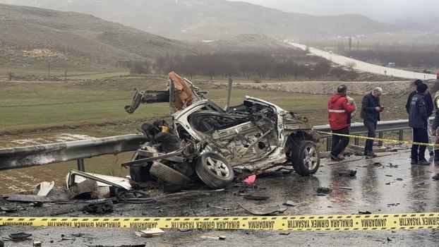 Malatya'da otomobil ile TIR çarpıştı: 3 ölü, 1 yaralı