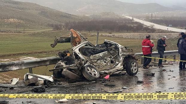 Malatya'da otomobil ile TIR çarpıştı: 3 ölü, 1 yaralı