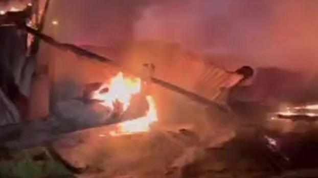 Yıldırım düştü, ahır yandı