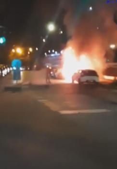 İstanbul - Beşiktaş'ta park halindeki elektrikli otomobilde çıkan yangın yandaki araca sıçradı