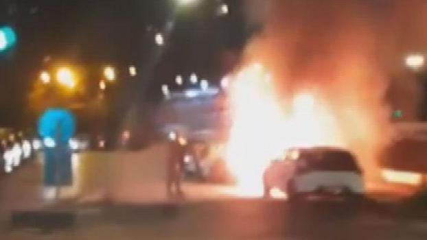 Beşiktaş'ta park halindeki elektrikli otomobilde çıkan yangın yandaki araca sıçradı
