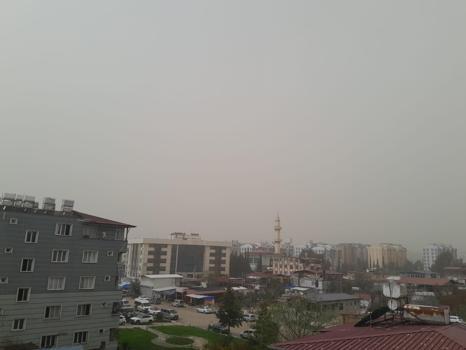 Hatay'da gökyüzü toz bulutuyla kaplandı