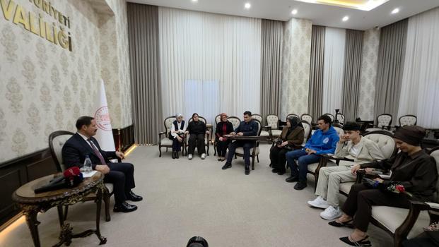 Özel bireylerden kanun dinletisi ve anlamlı resim hediyesi