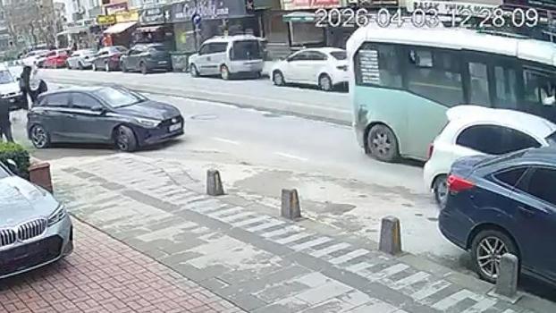 Maltepe'de yolcu minibüsüyle otomobil çarpıştı: 3 yaralı