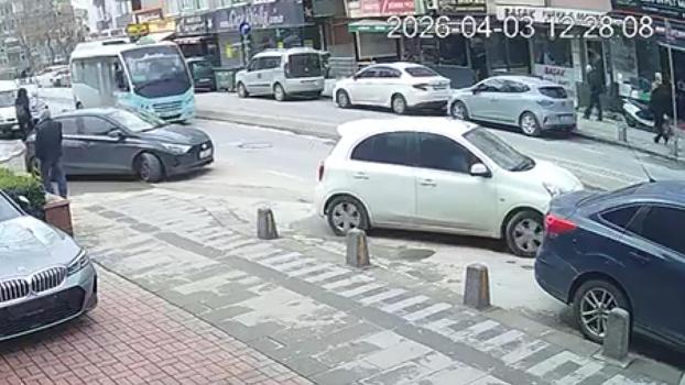 Maltepe'de yolcu minibüsüyle otomobil çarpıştı: 3 yaralı