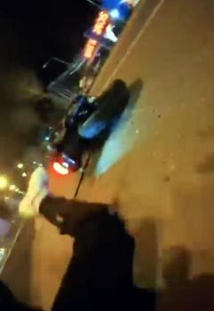 Otomobil ile çarpışan motosikletin sürücüsü yaralandı; kaza kamerada