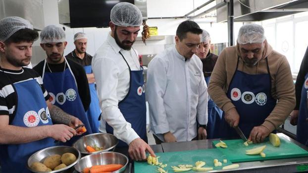 Aşçılık eğitimine başlayan hükümlüler: Çok şükür bize yeni kapı açıldı
