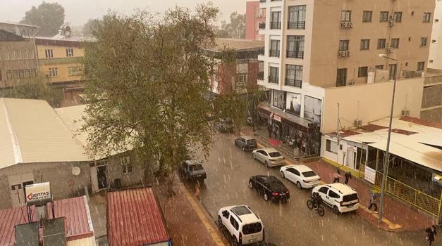 Osmaniye’de yağmur ve dolu etkili oldu, toz taşınımı görüşü düşürdü