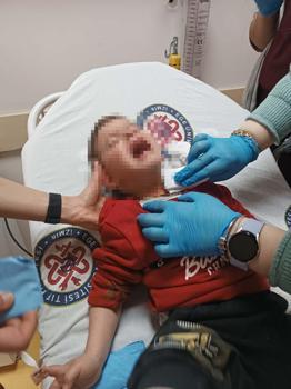 Parkta rastgele bıçak sallayıp, 2 yaşındaki Samet’i boğazından yaralayan şüpheli tutuklandı