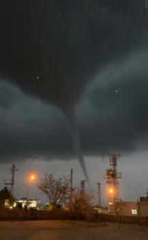 Mardin'de sağanak öncesi çıkan hortum kamerada