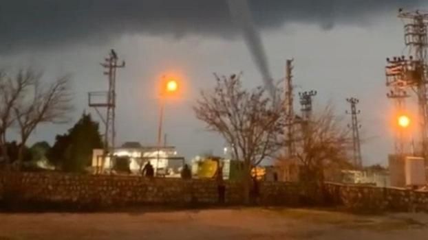 Mardin'de sağanak öncesi çıkan hortum kamerada