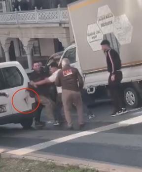 Kağıthane’de iki sürücünün bıçaklı yol verme kavgası kamerada