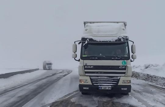 Kar yağışı ve buzlanma nedeniyle 2 bin 550 rakımlı Ilgar Dağı Geçidi’nde ulaşım aksadı
