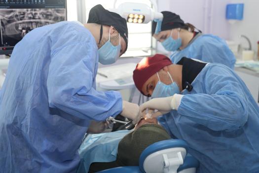 Iğdır Üniversitesi Ağız ve Diş Sağlığı Hastanesi’nde ilk kez implant tedavisi yapıldı