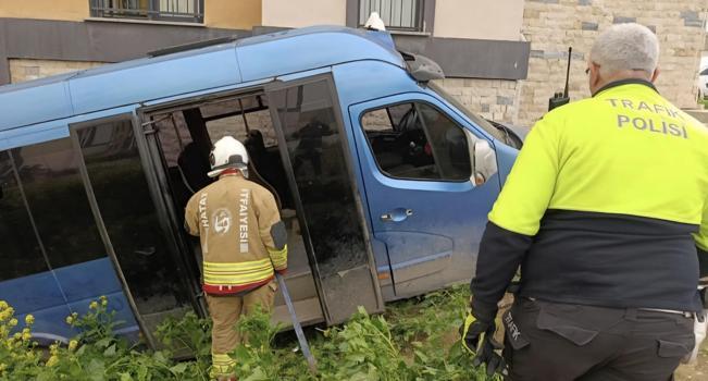Kırıkhan’da minibüs yol kenarına devrildi: 2 yaralı