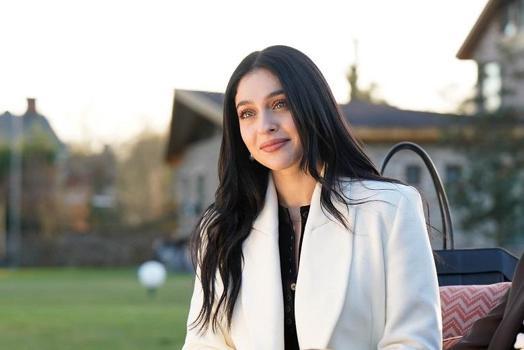 Cemre Baysel ışık saçıyor