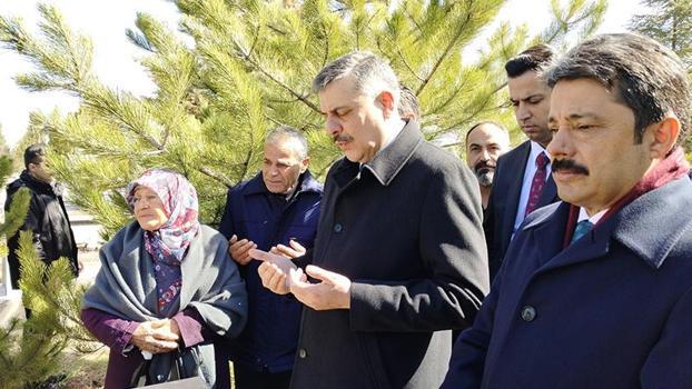 Bakan Çiftçi, Neşet Ertaş'ın kabrini ziyaret etti