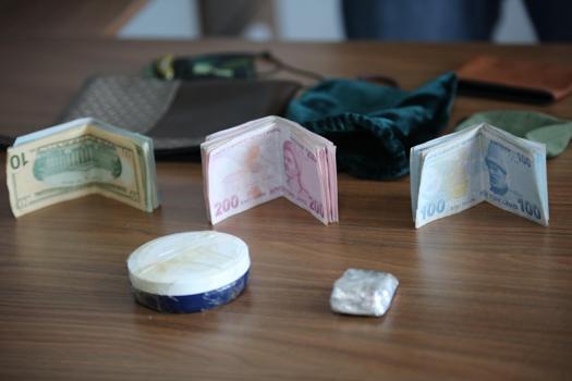 Otobüste unutulan içinde 600 bin liralık altın ve bir miktar para olan çanta sahibine ulaştırıldı