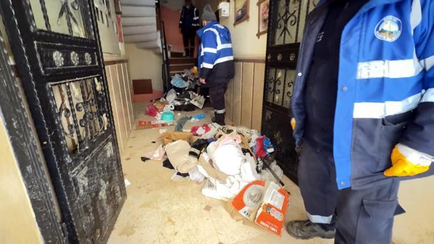 Avcılar'da bir binada iki çöp ev birden; 3 kamyon atık çıkarıldı