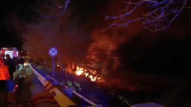 Plaja yakın barakalarda çıkan yangında 'kundaklama' şüphesi