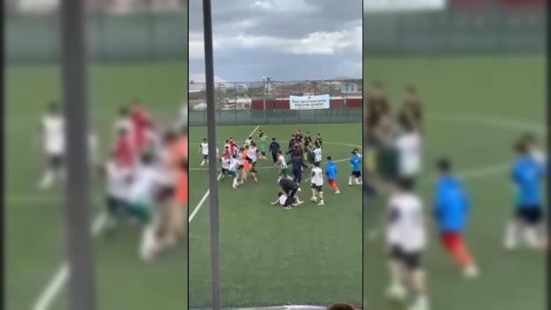 U-14 liginde futbolcuların maç sonu tekmeli yumruklu kavgası kamerada