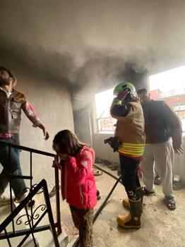 Hatay’da 3 katlı binadaki yangın korkuttu