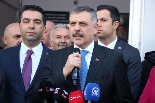 Bakan Çiftçi, Neşet Ertaş'ın kabrini ziyaret etti (2)