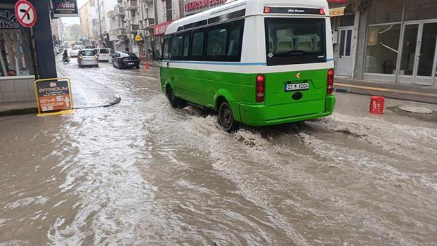 Uzunköprü’de sağanak; yollar göle döndü