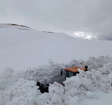 Erzincan’da 4 metreyi aşan karla mücadele