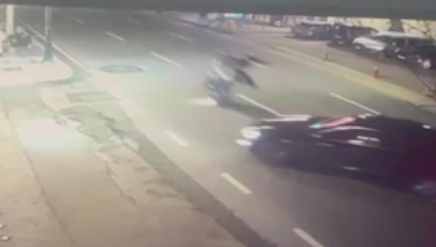 Beşiktaş’ta motosikletle otomobile çarparak takla atan 2 kişi öldü; kaza anı kamerada