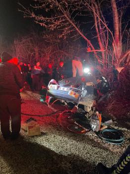 Otomobil ağaca çarptı: 2 ölü, 2 yaralı