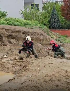 Torbalı'da çamura saplanan iki çocuğu itfaiye kurtardı