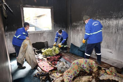 Akdeniz’de yangında kullanılamaz hale gelen evde izler siliniyor