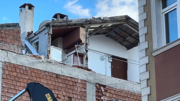 Avcılar'da yıkım sırasında bitişikteki apartman zarar gördü: Binamızın duvarı yok