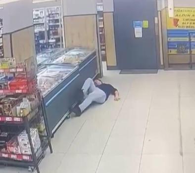 Küçükçekmece’de kendilerinden şüphelenen market çalışanına yumruk atıp kaçtılar