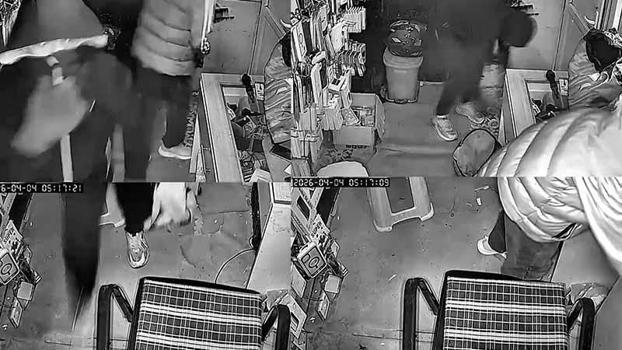 Yüzlerini kapüşonla gizleyip, 150 bin liralık telefon ve aksesuar çaldılar