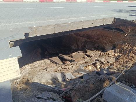 Siirt’te kaldırım çöktü; yol trafiğe kapatıldı