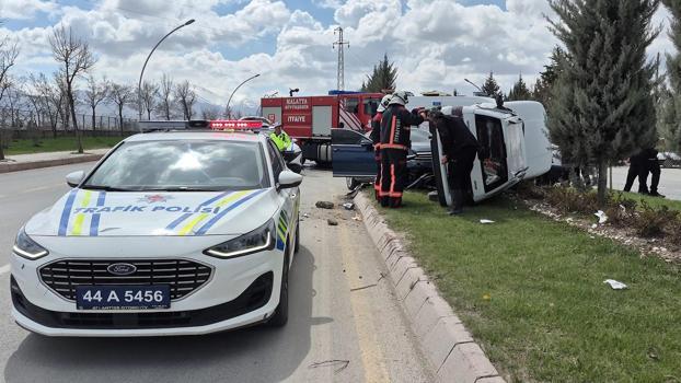 Malatya'da otomobil ile hafif ticari araç çarpıştı: 3 yaralı