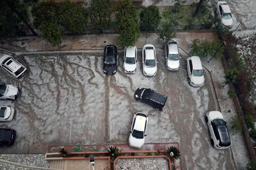 Adana’da sağanak ve dolu yağışı; cadde ve sokaklar beyaza büründü