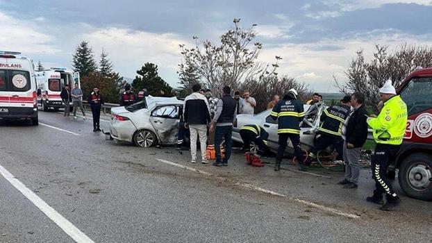 Eskişehir’de otomobil karşı şeride geçip başka otomobile çarptı; 4 ölü, 2 yaralı