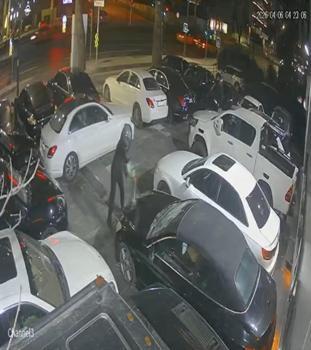 Beşiktaş’ta oto galerinin kundaklandığı sahibinin villasının kurşunlandığı anlar kamerada