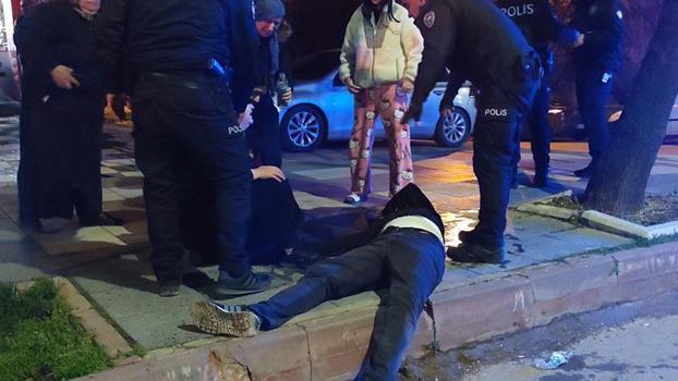 'Yan bakma' kavgası; 2 kardeş ile anneleri yaralandı