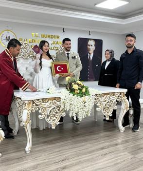 Muhtar nikahını kıydığı kızına Türk bayrağı hediye etti