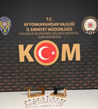 Polisin operasyonunda 74 sikke ele geçirildi