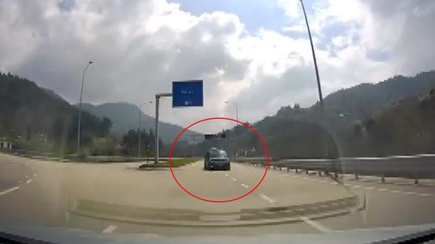 Minibüsüyle ters yönde ilerleyip trafiği tehlikeye attığı anlar kamerada