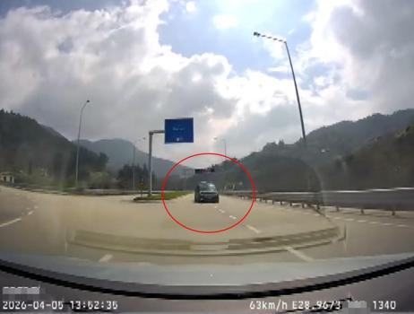 Minibüsüyle ters yönde ilerleyip trafiği tehlikeye attığı anlar kamerada