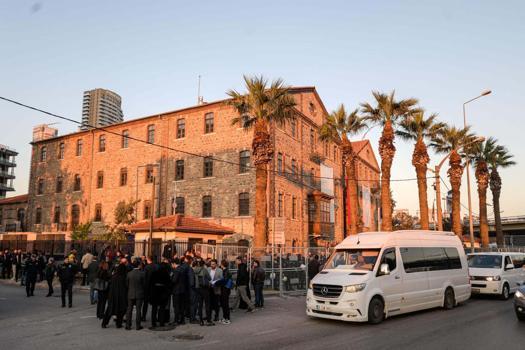 İzmir'de belediyenin Meslek Fabrikası Müdürlüğü olarak kullandığı eski DGM binasında tahliye süreci başladı