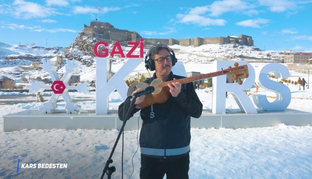 Kars polisi hem çaldı hem söyledi