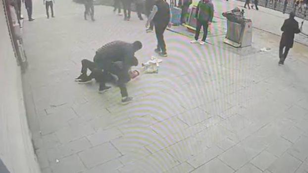 Fatih'te iki kardeşin abisine sopalı saldırısı kamerada