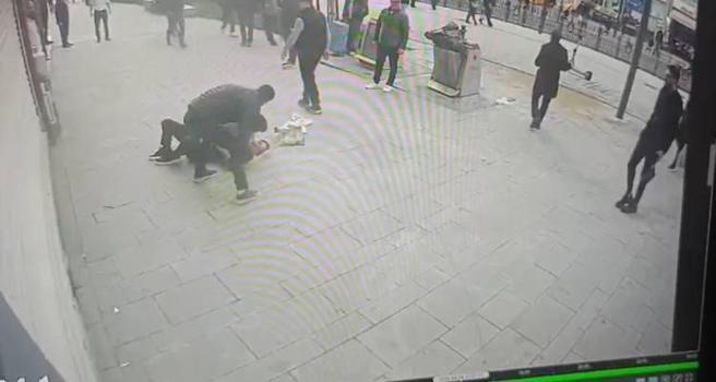Fatih'te iki kardeşin abisine sopalı saldırısı kamerada